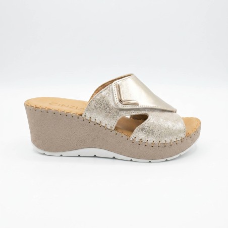 Cinzia Soft IM41003 001 Ciabatta Donna Zeppa Alta con Fascia Larga Regolabile Sabbia Oro