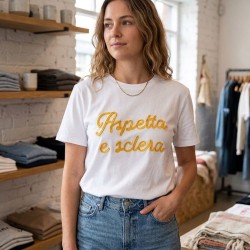 MARTINA KRAY 100-204 T-Shirt Donna Con Scritta ASPETTA E SCLERA  Ricamata Bianco Giallo