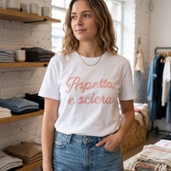 MARTINA KRAY 100-204 T-Shirt Donna Con Scritta ASPETTA E SCLERA  Ricamata Bianco Rosa