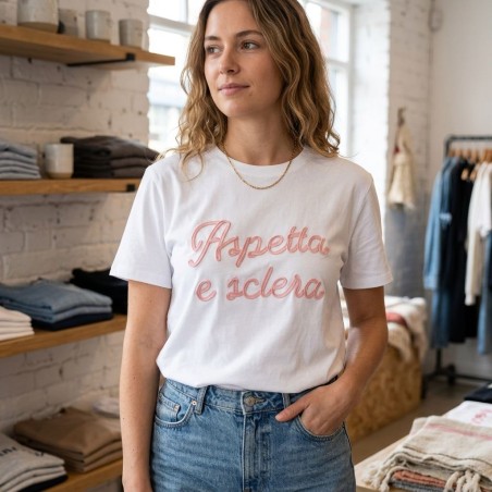 MARTINA KRAY 100-204 T-Shirt Donna Con Scritta ASPETTA E SCLERA  Ricamata Bianco Rosa